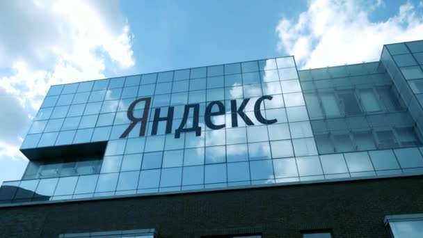 Yandex företaget bygga med logotypen på dagtid. — Stockvideo