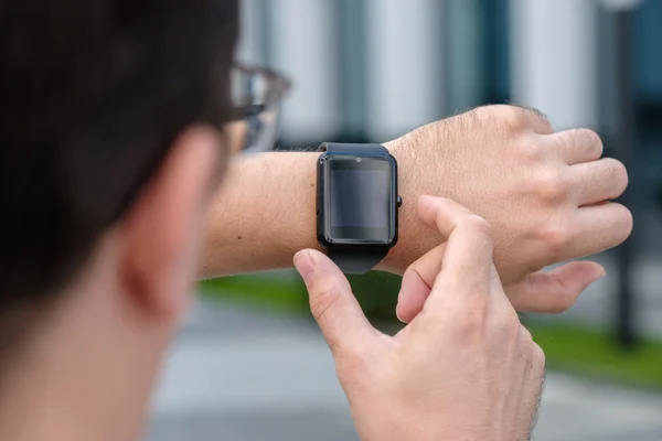 Hombre usando reloj inteligente — Foto de Stock