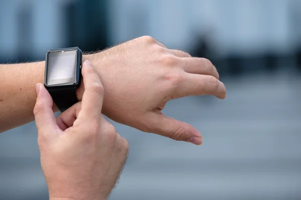 Man using smart watch — Stock Photo, Image