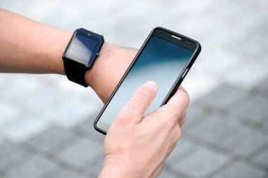 Akıllı saat kullanan adam