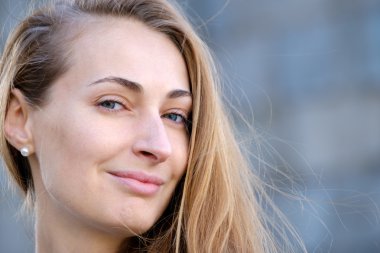 Genç güzel kadın baş