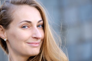 Genç güzel kadın baş