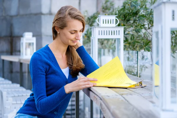 Jonge mooie vrouw lezen menu — Stockfoto