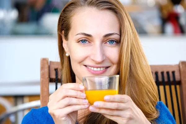 Genç güzel kadın çay sahiptir — Stok fotoğraf