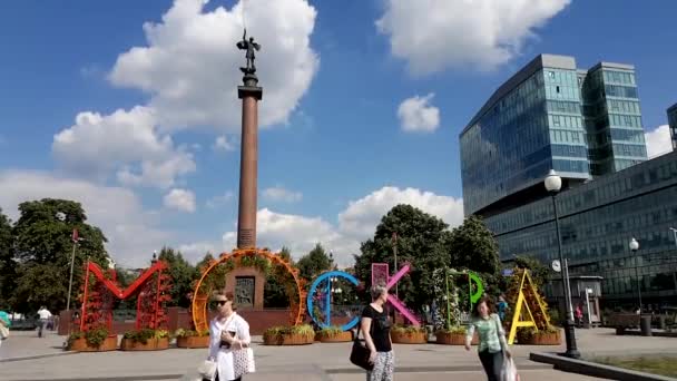 As pessoas visitam Tsvetnoy Boulevard — Vídeo de Stock