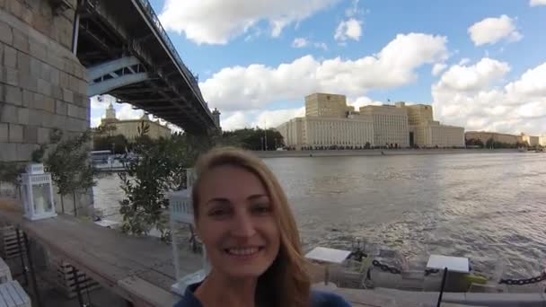 Jeune femme faisant selfie vidéo — Video