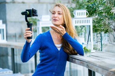 Genç güzel kadın canlı video yayını