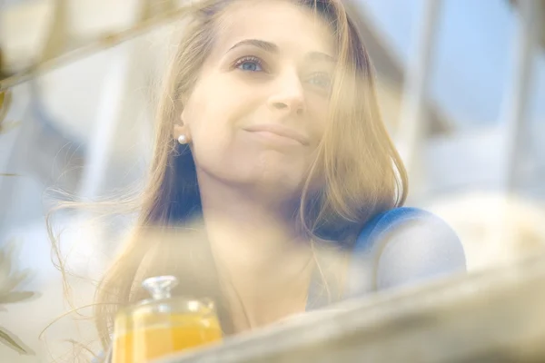 Suave foco jovem mulher rosto retrato — Fotografia de Stock