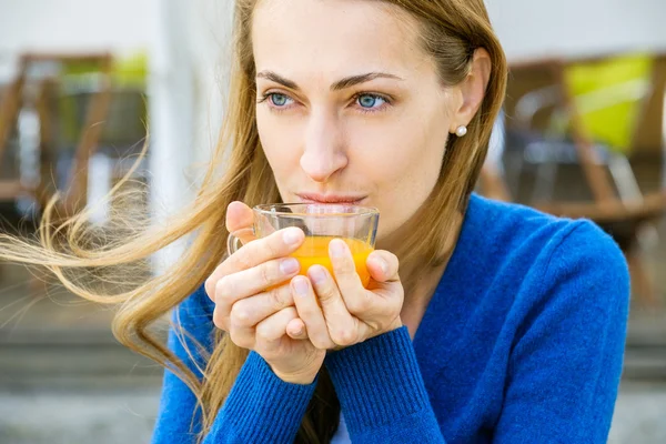 Jeune jolie femme aime tasse de thé — Photo