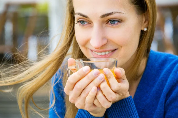 Jonge mooie vrouw geniet kopje thee — Stockfoto