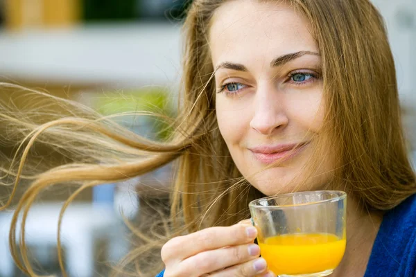 Junge hübsche Frau genießt Tasse Tee — Stockfoto