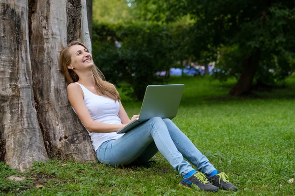 Jonge vrouw met laptop — Stockfoto