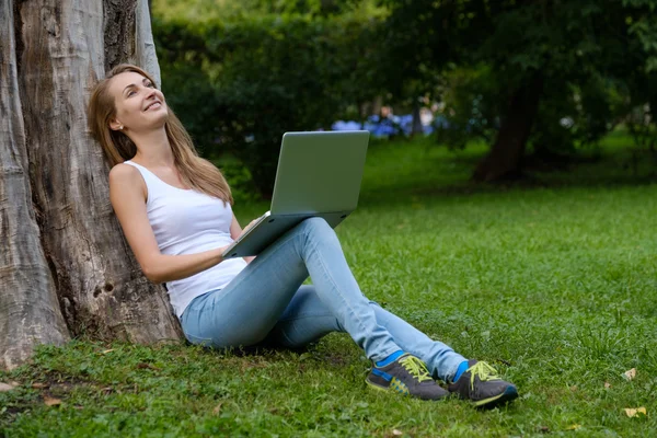 Giovane donna utilizzando il computer portatile — Foto Stock