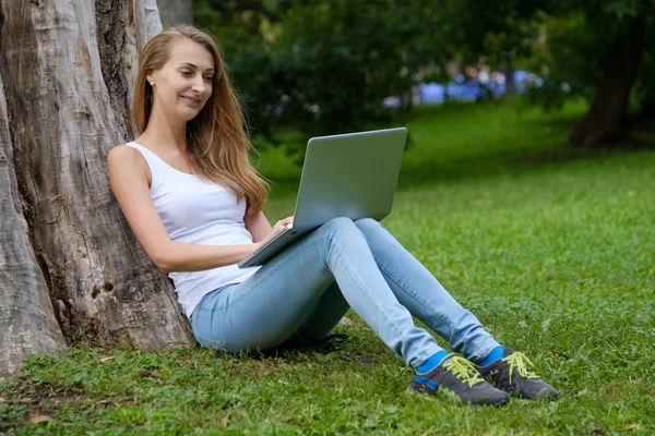 Jovem mulher usando laptop — Fotografia de Stock