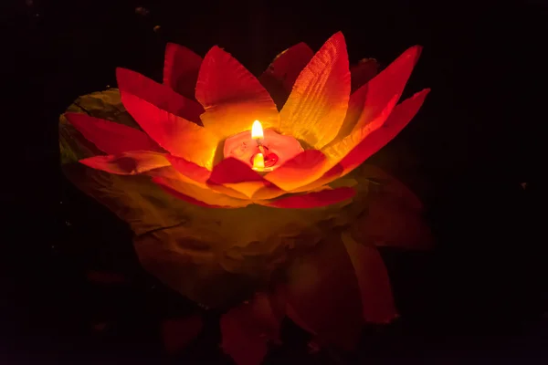 Lanterne galleggianti di carta di fiore di loto sull'acqua — Foto Stock