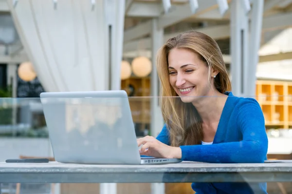 Jovem mulher trabalhando no laptop — Fotografia de Stock