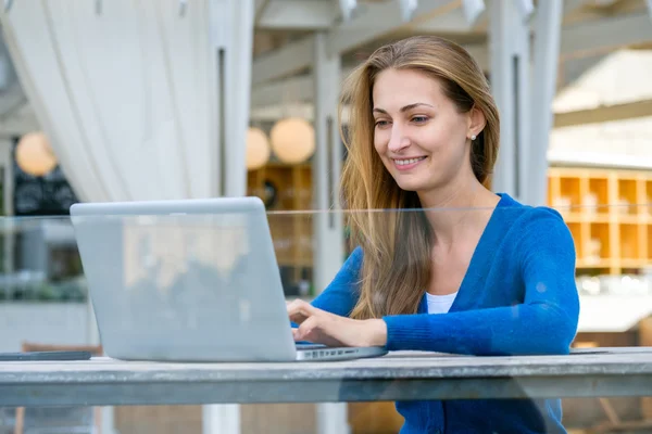 Jeune femme travaillant sur ordinateur portable — Photo