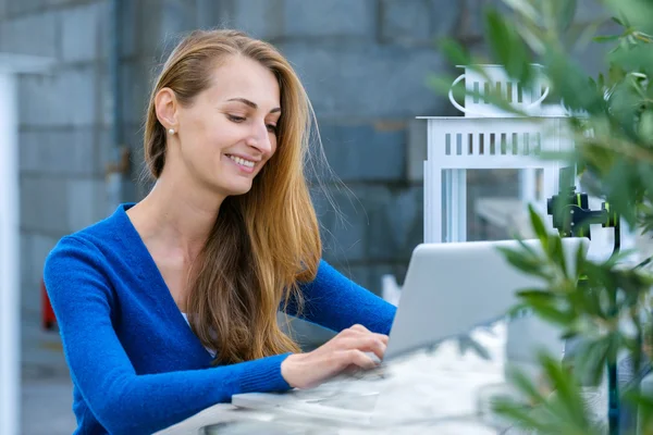 Jovem mulher trabalhando no laptop — Fotografia de Stock