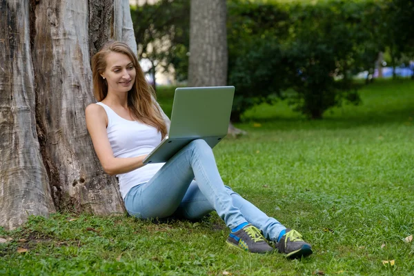 Jonge vrouw met laptop — Stockfoto