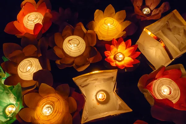 Linternas flotantes de papel de flor de loto en el agua —  Fotos de Stock