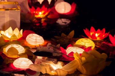 Lotus çiçek kağıt fenerler su üzerinde yüzen