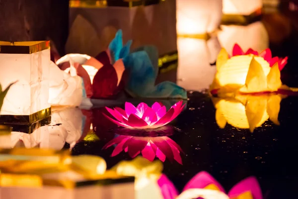 Floating Lotus Flower Paper Lanterns On Water — Stock Photo, Image