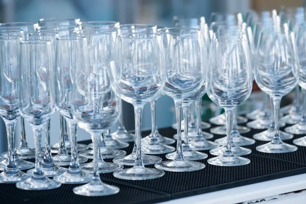 Empty wine glasses in a restaurant — Stock Photo, Image