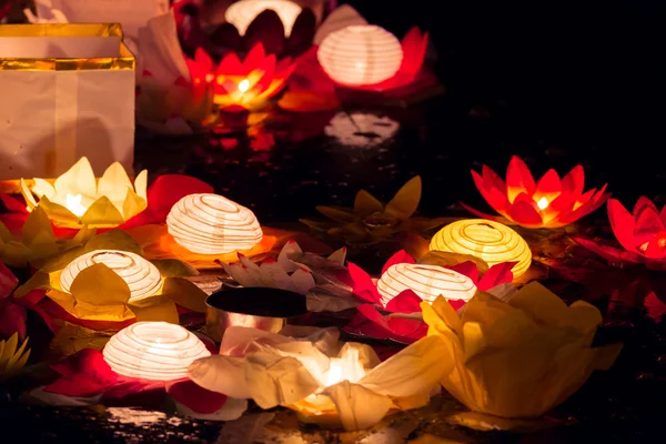 Plovoucí Lampion Lotus Flower na vodě — Stock fotografie