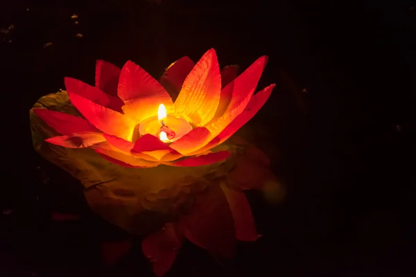 Lanterne galleggianti di carta di fiore di loto sull'acqua — Foto Stock