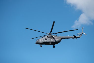 Gökyüzündeki askeri helikopter