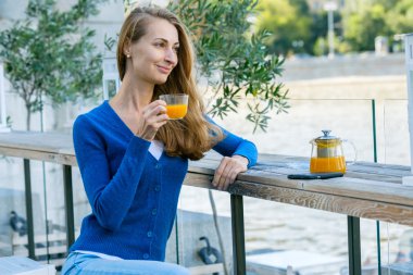 Genç güzel kadın çay sahiptir