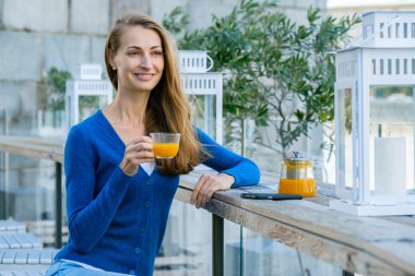 Genç güzel kadın çay sahiptir