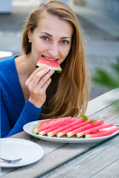 Ung kvinna äter vattenmelon — Stockfoto