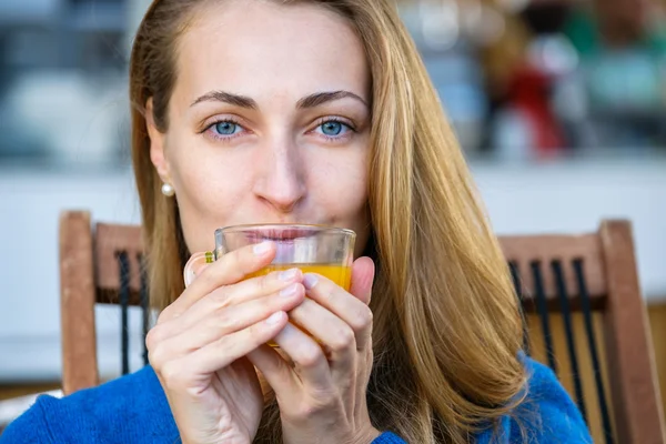 年轻漂亮的女人喜欢喝杯茶 — 图库照片