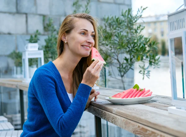 Ung kvinna äter vattenmelon — Stockfoto