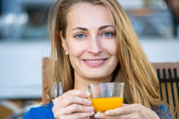 Junge hübsche Frau genießt Tasse Tee — Stockfoto