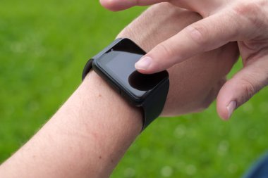 Akıllı saat kullanan adam