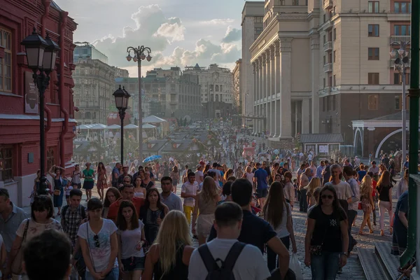 Muchos turistas visitan el centro de Moscú durante el día verano —  Fotos de Stock