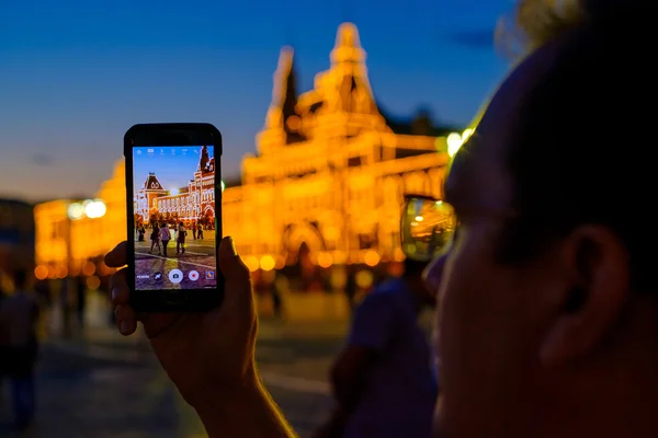 Touriste masculin prenant des photos de monuments — Photo