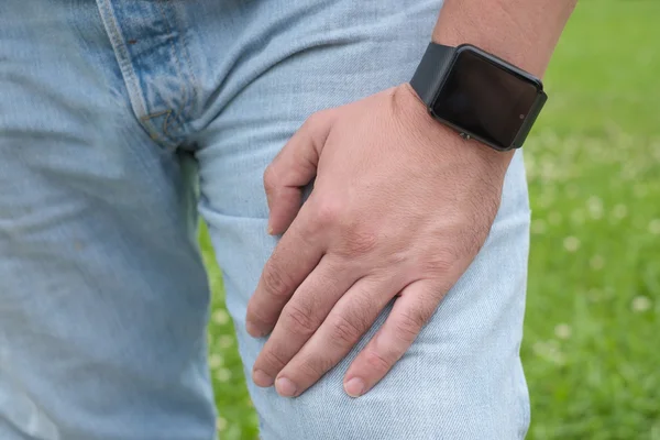 Hombre usando reloj inteligente — Foto de Stock