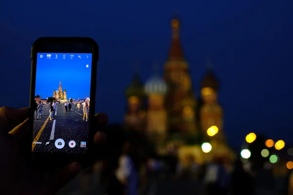 Touriste masculin prenant des photos de monuments — Photo