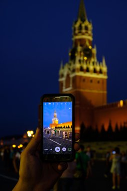 Erkek turist alarak resim simge