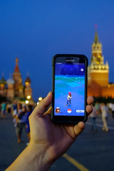 Moderna förstärkt verklighet spelet på smartphone — Stockfoto