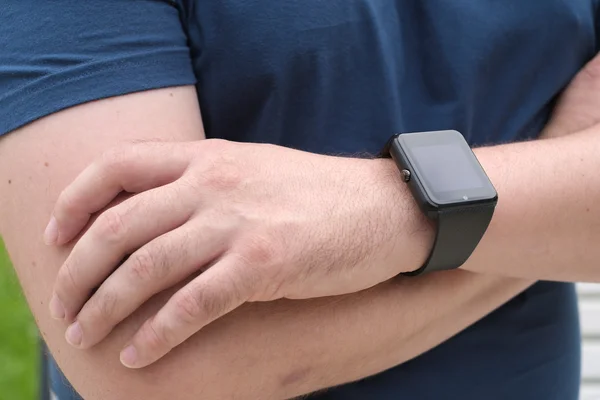 Hombre usando reloj inteligente — Foto de Stock