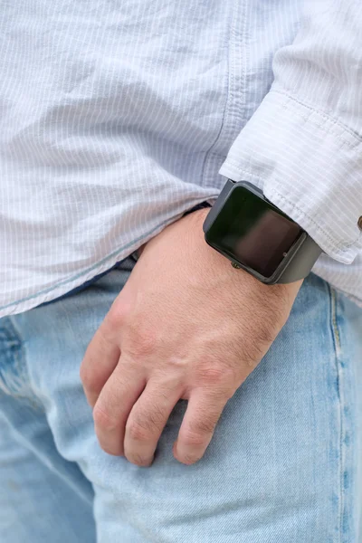 Hombre usando reloj inteligente — Foto de Stock