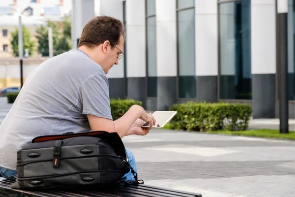 Mann mittleren Alters liest Tablet — Stockfoto