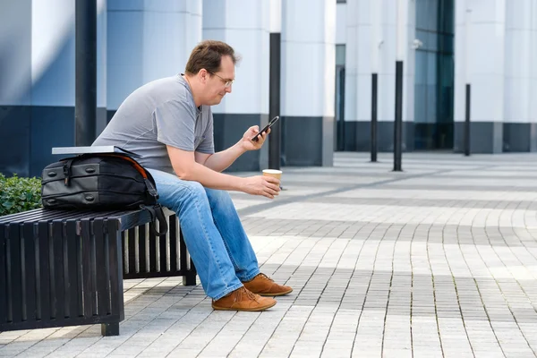 Mann mittleren Alters liest Tablet — Stockfoto