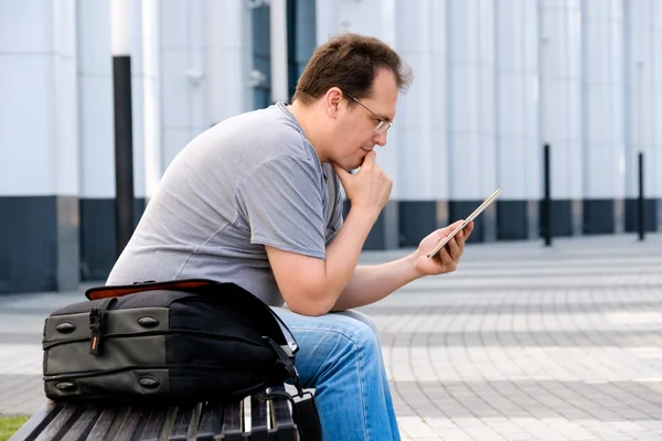 Mann mittleren Alters liest Tablet — Stockfoto