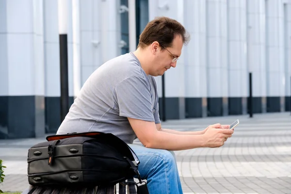 Mann mittleren Alters liest Tablet — Stockfoto