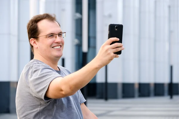 Muž středního věku, takže selfie — Stock fotografie